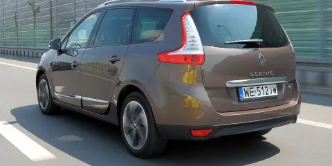 Brązowy Renault Scenic 3 jedzie autostradą.