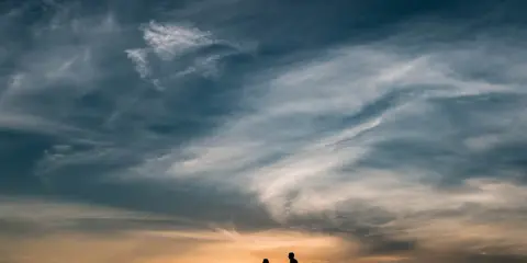 Coppia in silhouette al tramonto, un'immagine che evoca una poesia per 60 anni di matrimonio, un amore che dura nel tempo.