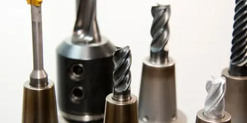 Varias brocas de widia para mecanizado de precisión. Cada broca de widia sirve para un corte específico en metales.