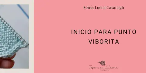Manos tejiendo un punto viborita en lana celeste. Título: Inicio para punto viborita.