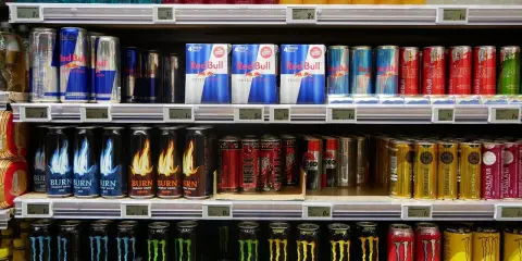 Półki sklepowe uginają się od napojów energetycznych: Red Bull, Burn, Monster. To świetne merchandising przykłady.