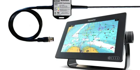 Un boîtier Digital Yacht iKonvert pour branchement NMEA 0183 et NMEA 2000, connecté à un écran Raymarine affichant une carte marine.
