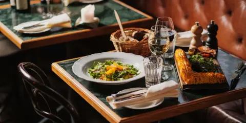 En elegant dukning med mat och vin på ett bord i en stockholm food court.