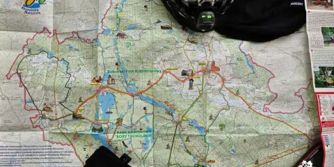 Mapa Kaszubska Marszruta z kaskiem i rękawicami rowerowymi, gotowa na wyprawę po malowniczych trasach.