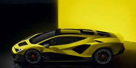 Żółty Lamborghini Revuelto, symbol luksusu i osiągów, którego cena jest adekwatna do jego wyjątkowości.