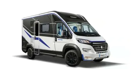 Camper elettrico bianco e nero con dettagli blu, pronto per avventure ecologiche.