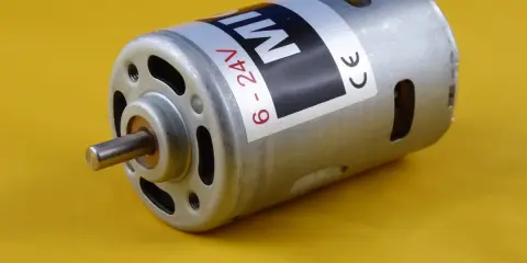 Kleiner bürsten elektromotor mit 6-24V, bereit für neue Projekte.