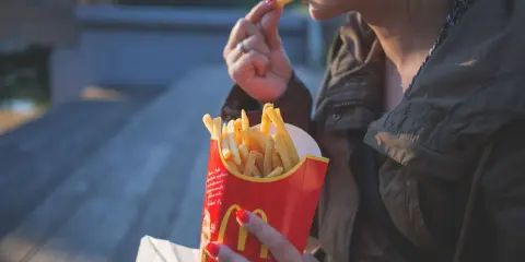 Frytki: pieczone vs. smażone ile kalorii? Porównanie i triki