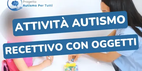 Bambina e terapista svolgono attività per stimolare il linguaggio autismo, usando oggetti su un tavolo.