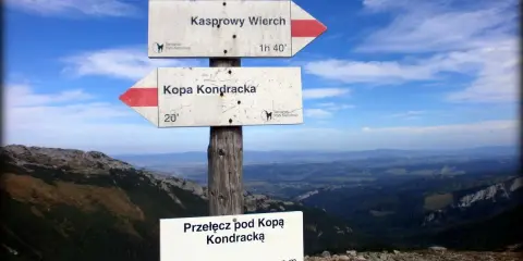 Droga na Kopę Kondracką. Znaki wskazują kierunek i czas dojścia. Widok na Tatry.