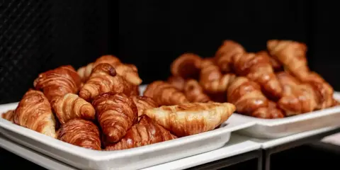 Pyszne rogaliki na śniadanie w hotelu garni. Złociste, chrupiące wypieki kuszą swoim aromatem.
