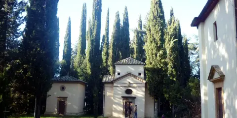 Il complesso della Gerusalemme di San Vivaldo, con le sue cappelle e i cipressi svettanti, evoca un'atmosfera di pace e spiritualità.
