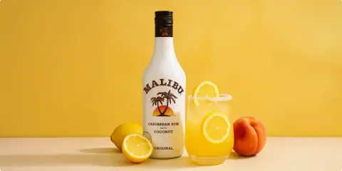 Butelka Malibu, drink z cytryną i brzoskwinią. Idealne na lato, gdy zastanawiasz się, jak pić Malibu z mlekiem.