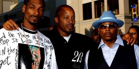 Snoop Dogg, Day Day i Nate Dogg, którego śmierć wstrząsnęła światem muzyki, pozują do zdjęcia.