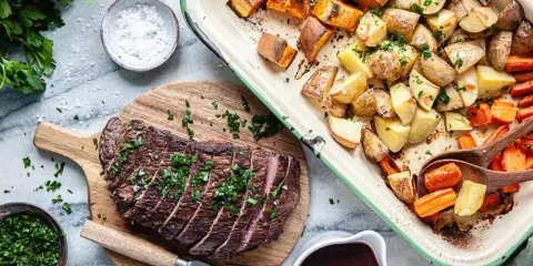 Skivad flankstek i ugn med rostade rotfrukter och en mustig sås. En härlig middag!