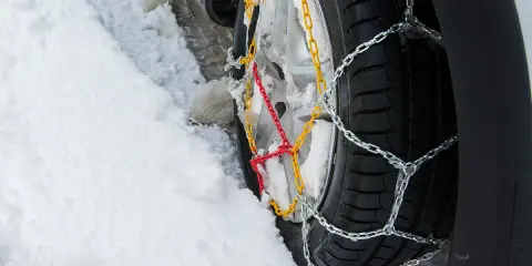 Zimowe łańcuchy na koła, alternatywa dla tradycyjnych, zapewniające przyczepność na śniegu.