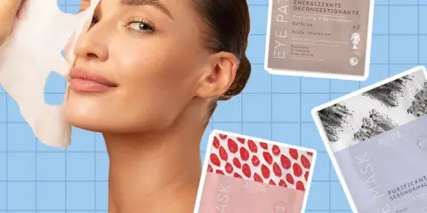 Donna applica una maschera viso prima o dopo la doccia, circondata da confezioni di maschere Astra Skin.