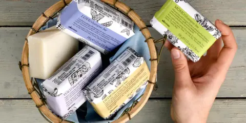Cesto con shampoo solidi Davines. Scopri come si usa lo shampoo solido per capelli morbidi e voluminosi.
