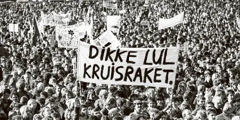Grote menigte protesteert tegen kruisraketten, een teken van de nieuwe koude oorlog.