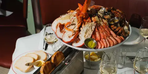 En imponerande skaldjursbuffé i Stockholm med hummer, räkor och krabba. Perfekt för en festlig måltid.