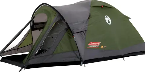 Ett grönt och grått Coleman tält, modell Darwin 2+, med en ingång och fönster. Perfekt för campingäventyr.