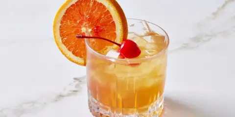 Amaretto Sour: Jak zrobić idealny drink w domu? Przepis krok po kroku