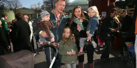 Mikael Persbrandt med sina barn på en utflykt. En familj njuter av en solig dag utomhus.