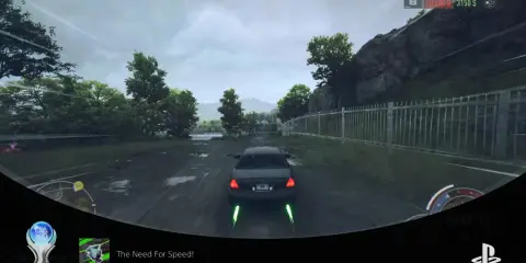 Trofea NFS Unbound zdobyte! Widok z gry na samochód jadący po mokrej drodze, z zielonymi płomieniami z wydechu.