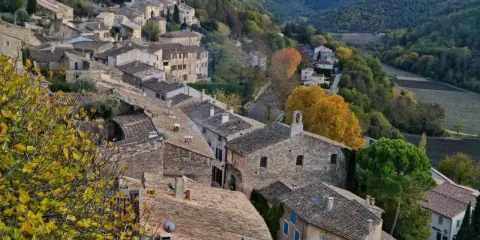 Vue panoramique de Menerbes, France, un village pittoresque perché sur une colline, avec ses toits de tuiles et ses maisons en pierre.