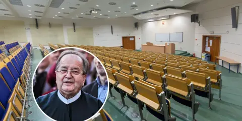 Profesor w auli, gotowy do rozpoczęcia wykładu. Idealne miejsce na studia w Toruniu.