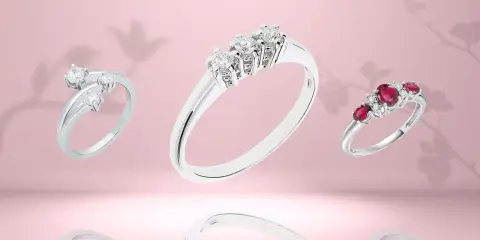Anelli con diamanti e rubini, un'elegante trilogia che simboleggia passato, presente e futuro.
