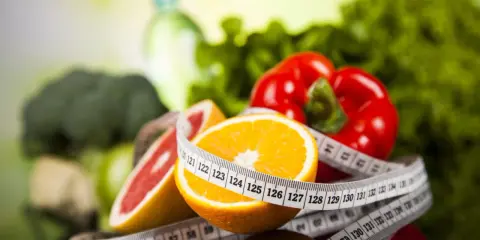 Fruits et légumes frais, ruban à mesurer. Le régime Scarsdale 14 jours menu est une promesse de fraîcheur et de vitalité.