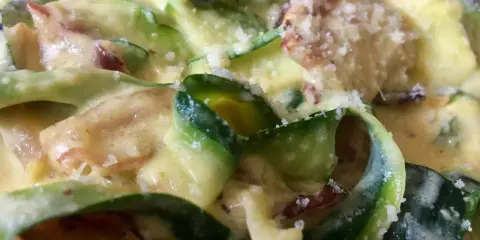 Carbonara z cukinią: Kremowy sos bez śmietany? Sprawdź przepis!