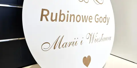 Okrągły topper na 40 rocznicę ślubu z napisem "Rubinowe Gody Marii i Wiesława" oraz serduszkiem.