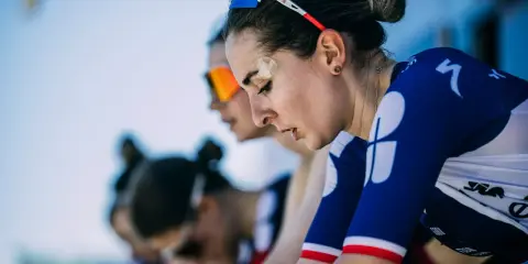 Juliette Labous, mit Pflaster auf der Stirn, konzentriert sich vor dem Rennen. Ihre Teamkolleginnen sind im Hintergrund zu sehen.