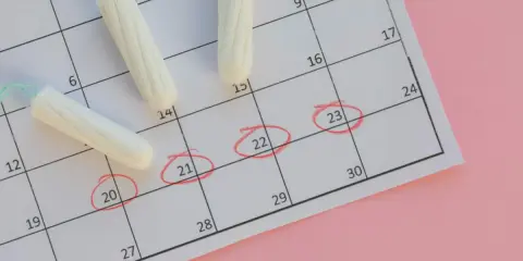 Tampones sobre calendario, marcando días. ¿Por qué me viene la regla un mes sí y otro no?