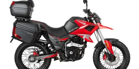 Czerwony motocykl Barton Hyper 125 z kuframi, gotowy na zwiększenie mocy i przygodę.