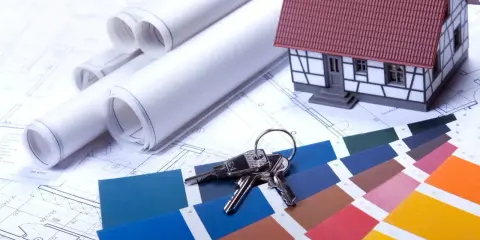 Klucze do domu, wzornik kolorów, makieta domu i plany architektoniczne. Wszystko gotowe do stworzenia kosztorysu inwestorskiego.