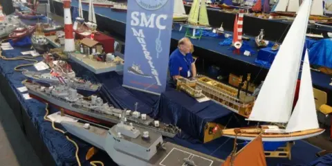 Modellbaumesse Friedrichshafen: detailreiche Schiffsmodelle, von Kriegsschiffen bis zu Segelyachten, laden zum Staunen ein. Preise sind auf Anfrage.