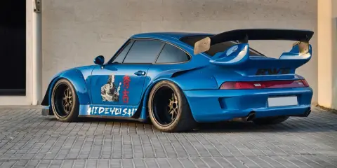 Blauer RWB Porsche mit japanischen Motiven und Schriftzug "HIDEyoshi". Ein echter Hingucker in der rauh welt.