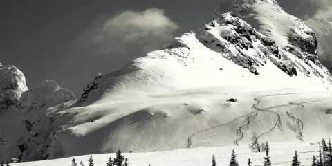 Śnieżny polski Matterhorn, majestatyczna góra w zimowej scenerii, z widocznymi śladami nart na zboczu.