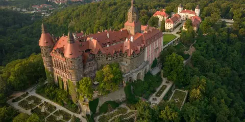 Zamek Książ, perła Sudetów, co warto zobaczyć? Imponująca budowla otoczona zielenią, z tarasami i ogrodami.