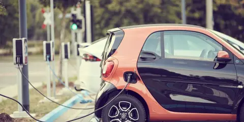 Coches eléctricos cargando en estaciones públicas. ¡Una forma genial de cargar coche eléctrico gratis!