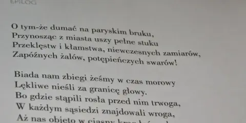 Fragment "Pana Tadeusza" z epilogu. Wiersz opisuje gorzkie refleksje o losie narodu, pełne cytaty o klęskach i żalach.