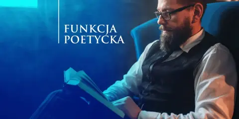 Mężczyzna w okularach i kamizelce czyta książkę w fotelu, na tle napisu "Funkcja Poetycka".