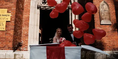 Niespodzianka dla brata na wesele: para młoda wychodzi z pudełka wśród czerwonych serduszek.
