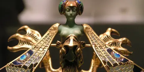 Magnifique broche art nouveau en or, émail bleu et vert, représentant une femme ailée aux ailes de libellule.