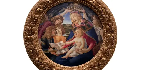 La Madone du Magnificat, entourée d'anges, est couronnée par deux d'entre eux. L'Enfant Jésus, sur les genoux de sa mère, touche un livre.
