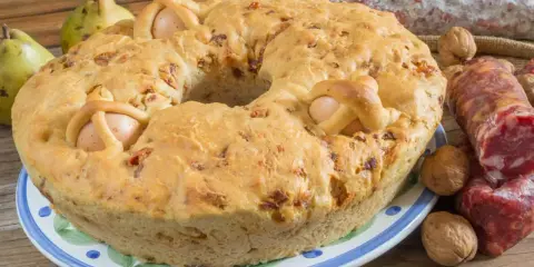 Torta pasqualina con uova e salumi, un classico dei piatti pasquali.