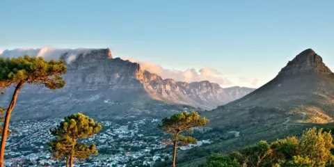 Vacker solnedgång över Kapstaden med Taffelberget och Lejonhuvud. En påminnelse om hopp och framtid, som ett vaccin i Sydafrika.